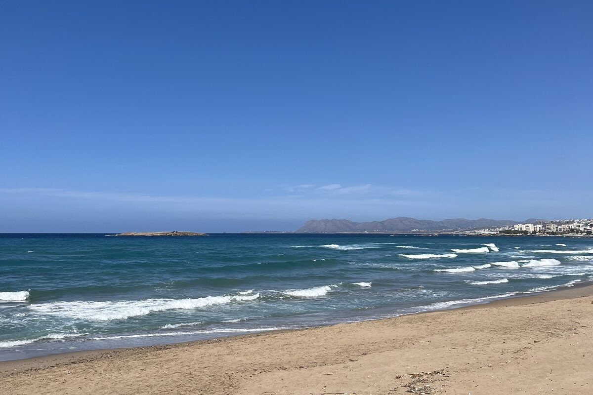 Nea Chora beach &mdash; prvn&iacute; den na Kr&eacute;tě