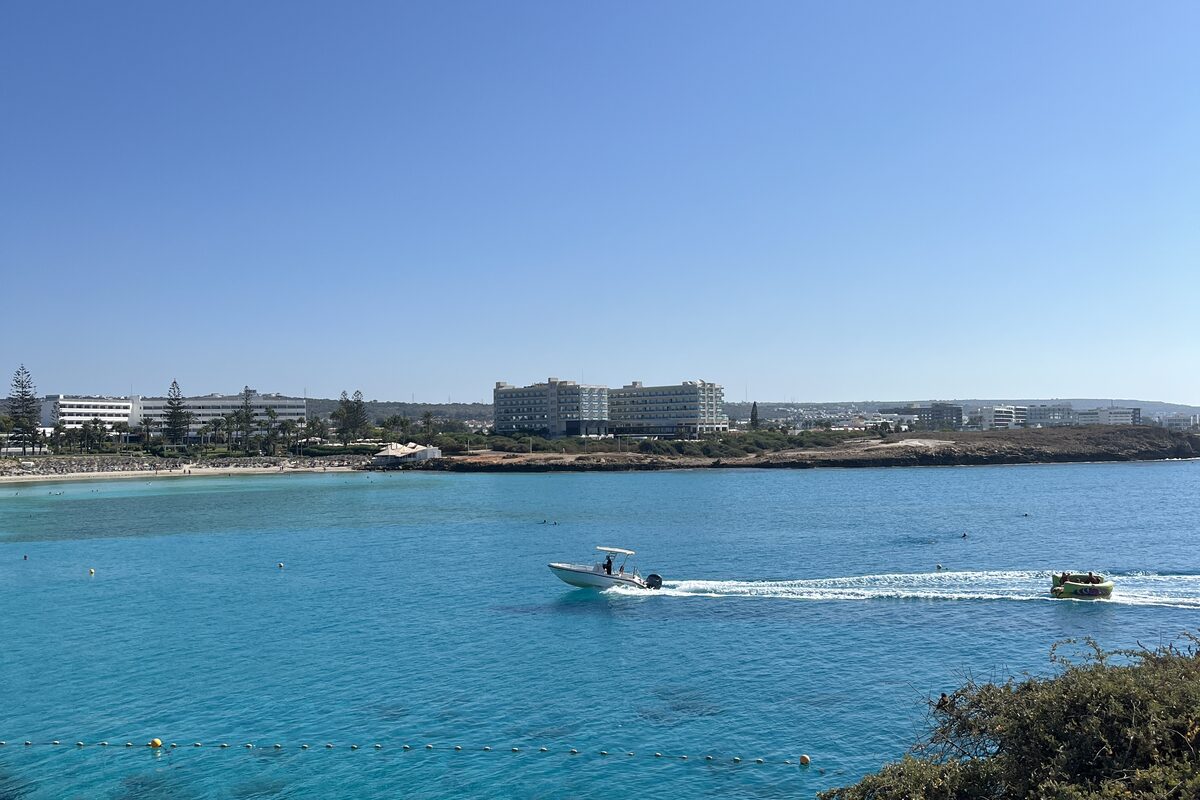 Tyrkysová voda a skály v Ayia Napa