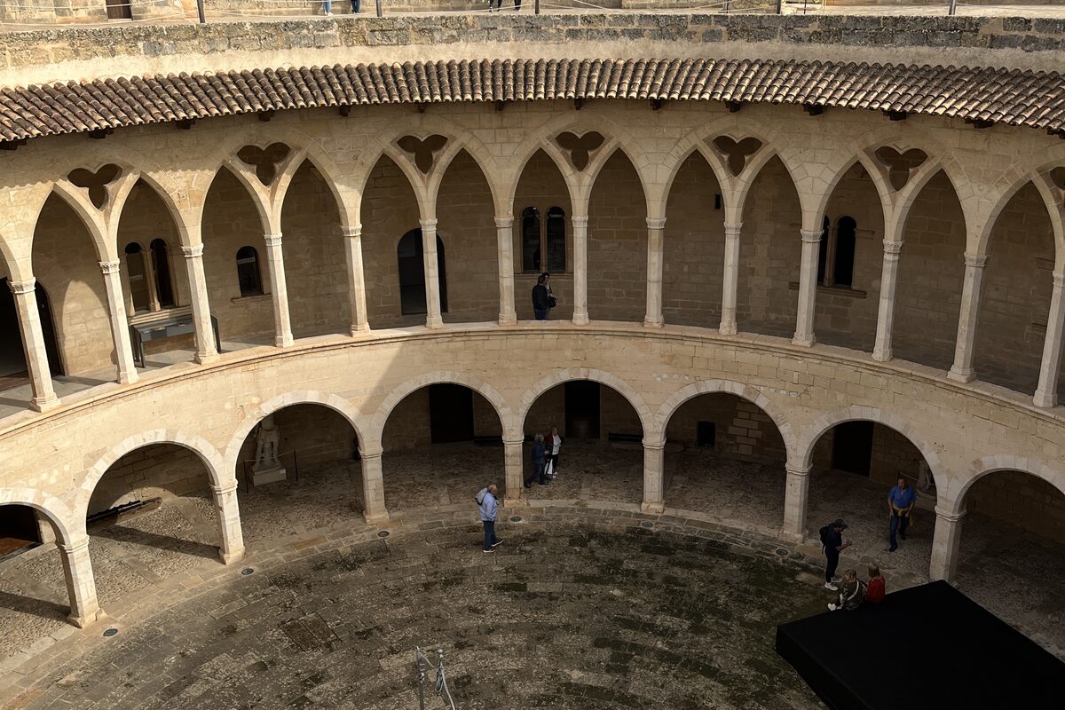 Castell de Bellver &mdash; kruhov&yacute; ochoz hradu