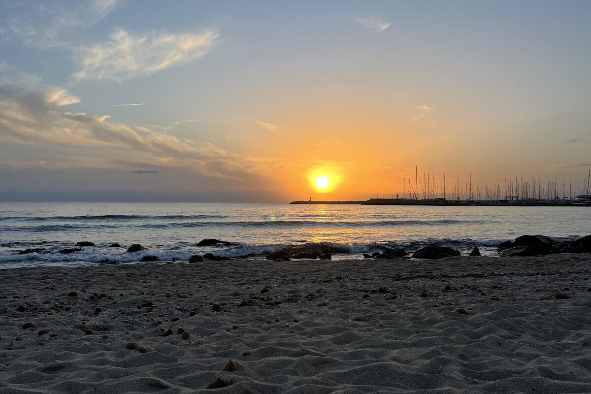 Playa de Palma &mdash; z&aacute;pad slunce na pr&aacute;zdn&eacute; pl&aacute;ži