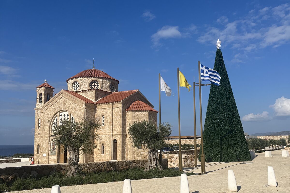 Kypersk&yacute; kostel s v&aacute;nočn&iacute;m stromem a vlajkami