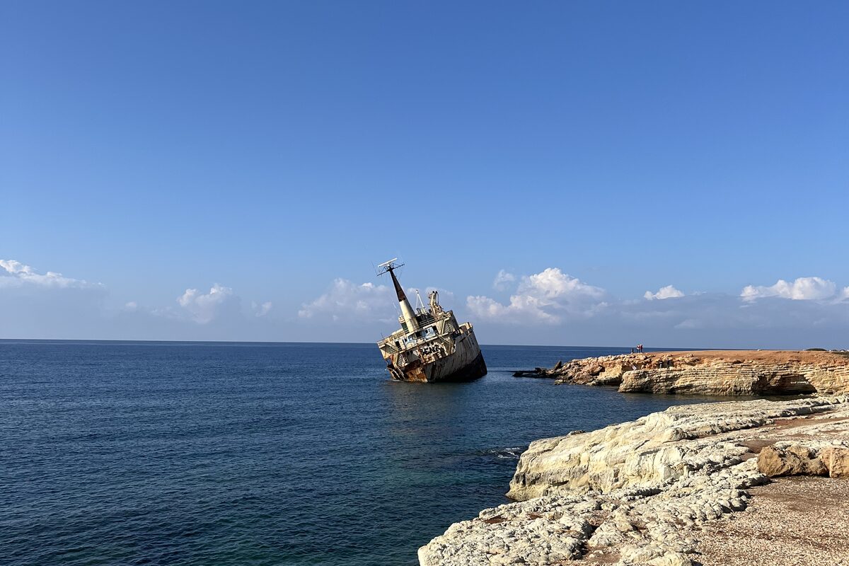 Vrak Edro III uvězněn&yacute; na &uacute;tesech u Pafosu