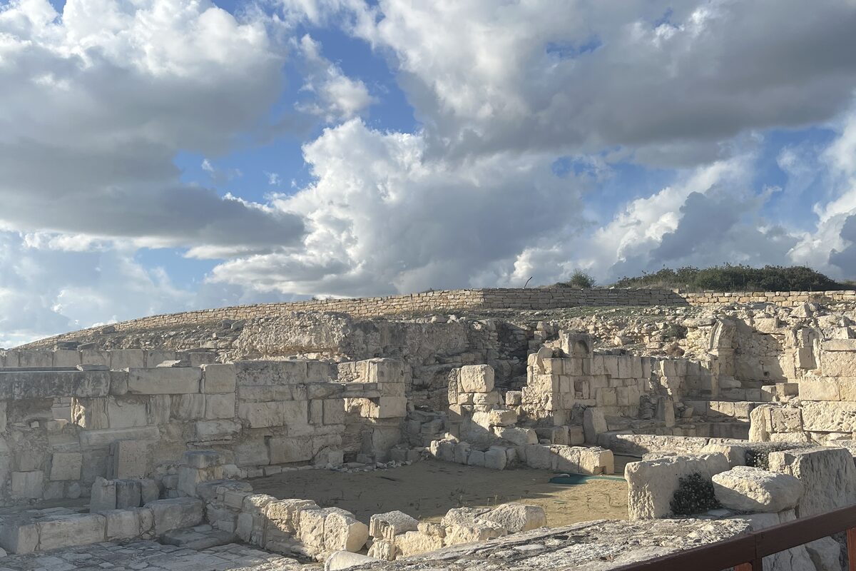 Starověk&yacute; Kourion &mdash; antick&yacute; amfite&aacute;tr s dramatick&yacute;mi mraky