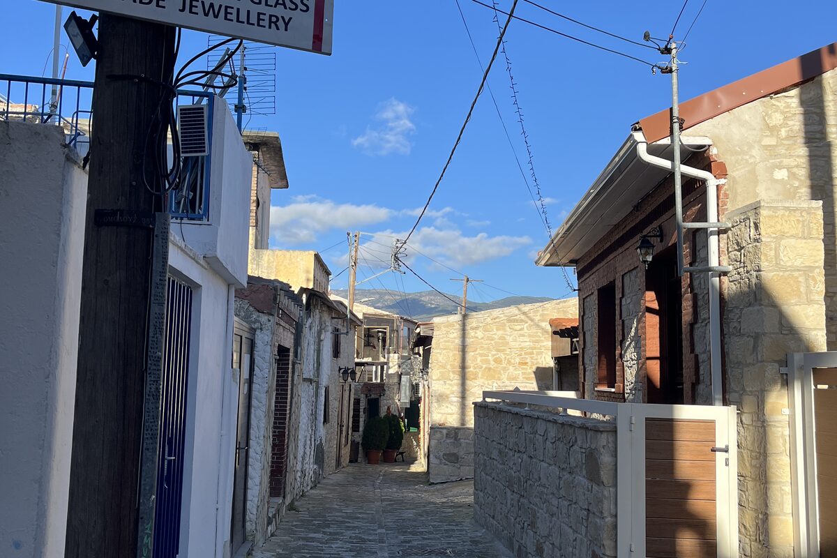 Uličky vinařsk&eacute; vesničky Omodos na Kypru