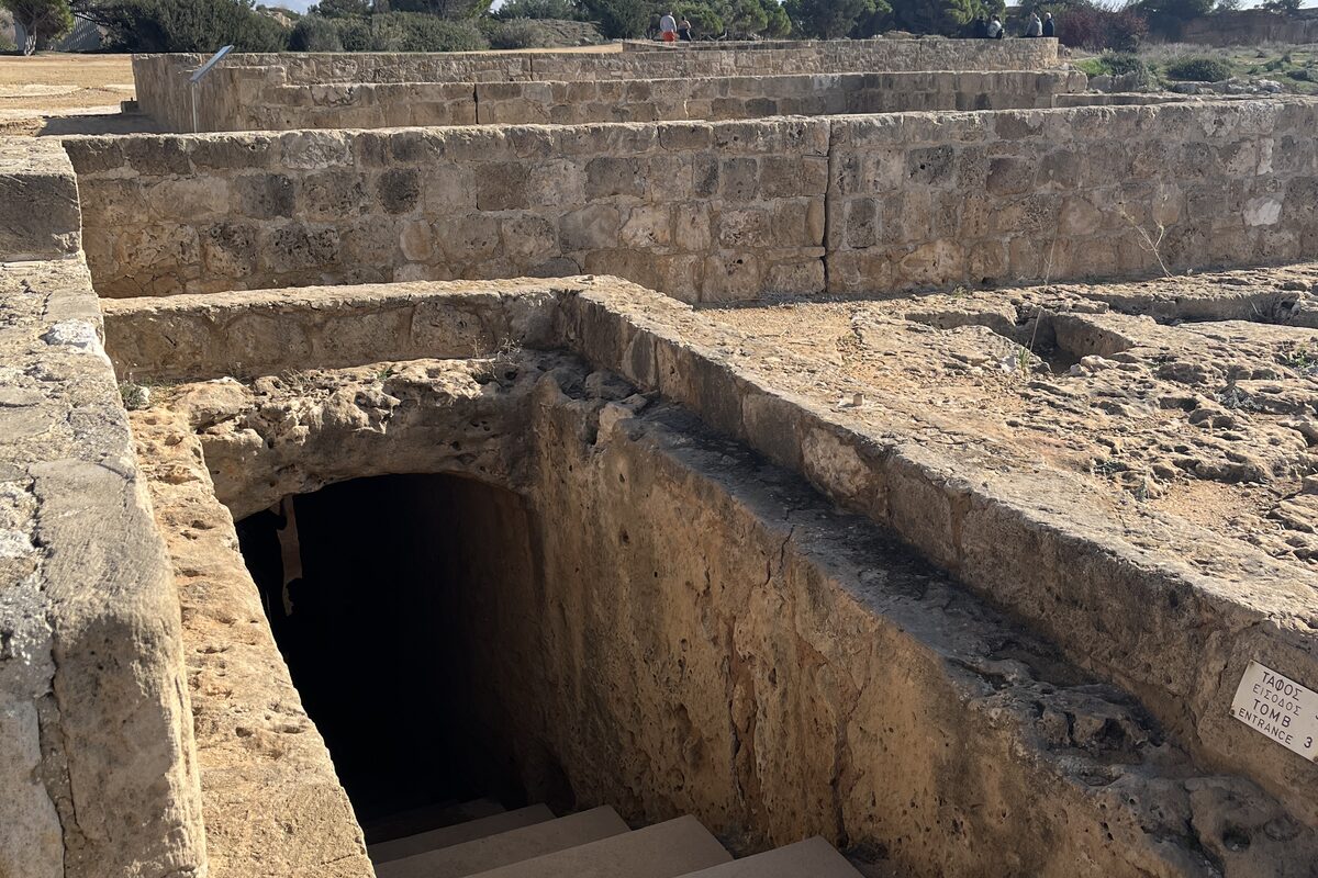 Hrobky kr&aacute;lů v Pafosu &mdash; vstup vytesan&yacute; do sk&aacute;ly