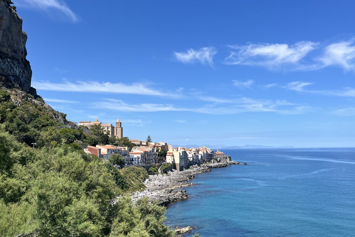 Cefal&ugrave; &mdash; město pod sk&aacute;lou