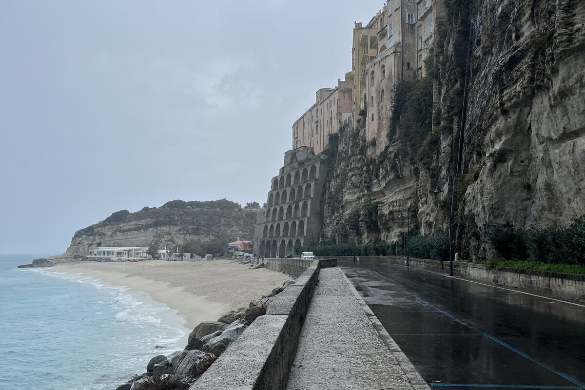 Tropea v de&scaron;ti &mdash; &uacute;tesy pod zatazenou oblohou